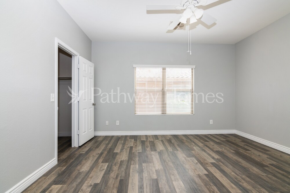 Building Photo - 13856 W Ironwood St