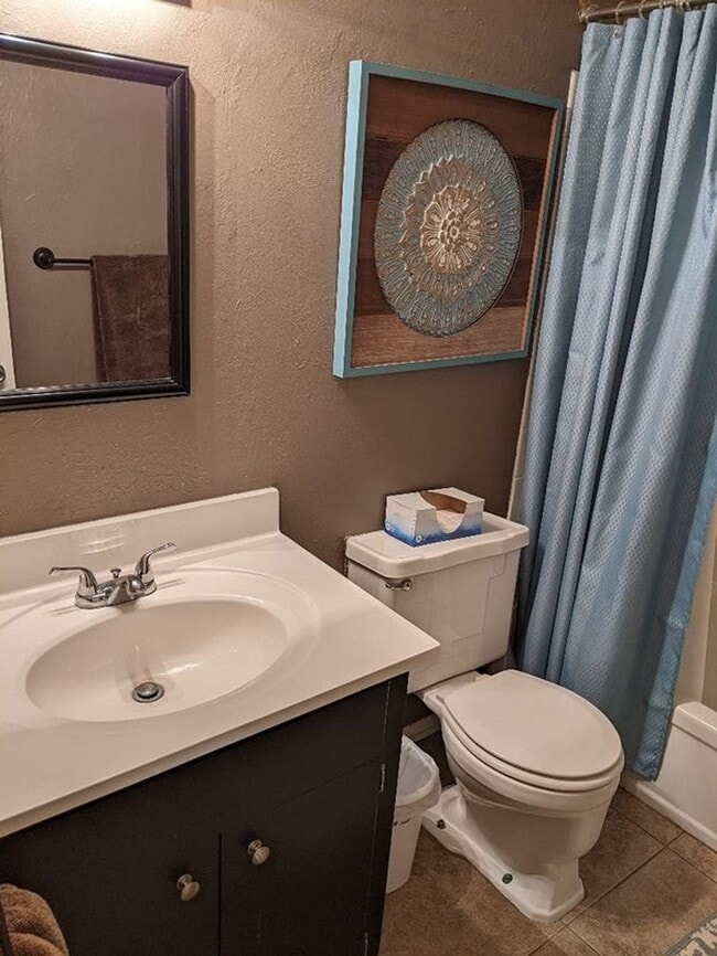 Building Photo - Comfort Meets Calm – 1BR/1BA in Pembroke Gardens!