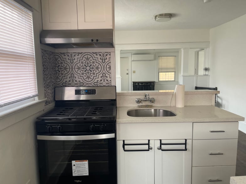 Building Photo - 1625 1/2 W 55th St