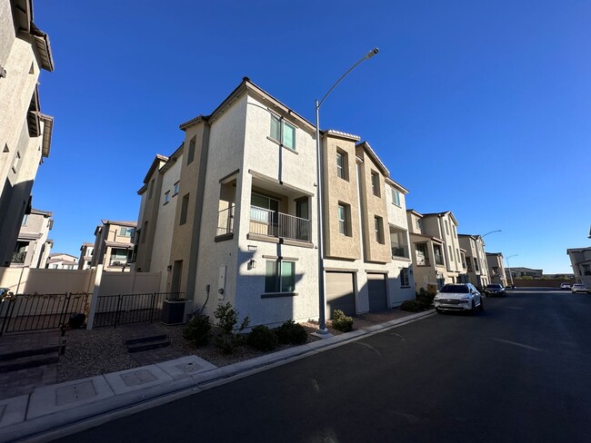 Building Photo - CONTEMPORARY TOWNHOUSE WITH AMENITIES AND ...