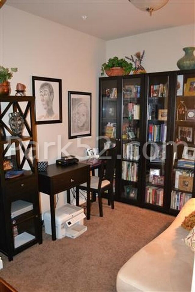 Building Photo - 1 Bed 1.5 Bath Theater District Condo + Am...