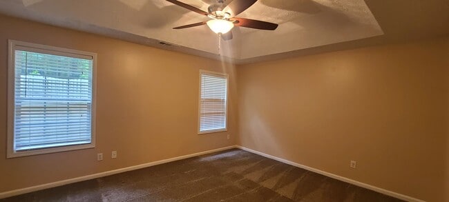 Building Photo - Available now 3 bed/2bath ranch Fenced in ...
