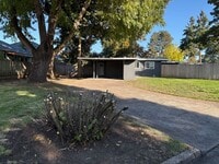 Building Photo - Beautifully updated 2 bedroom 1 bath duple...