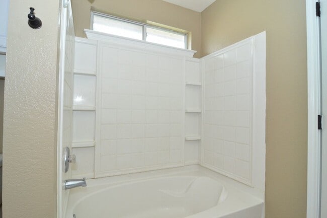 Building Photo - 3 bed/2.5 bath with granite countertops an...