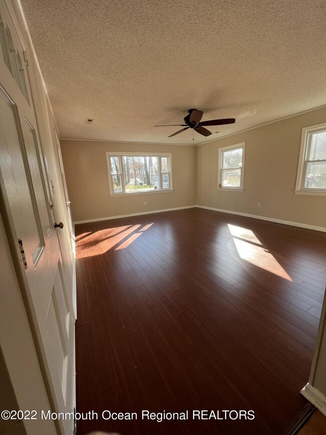 Building Photo - 451 Harnell Ave