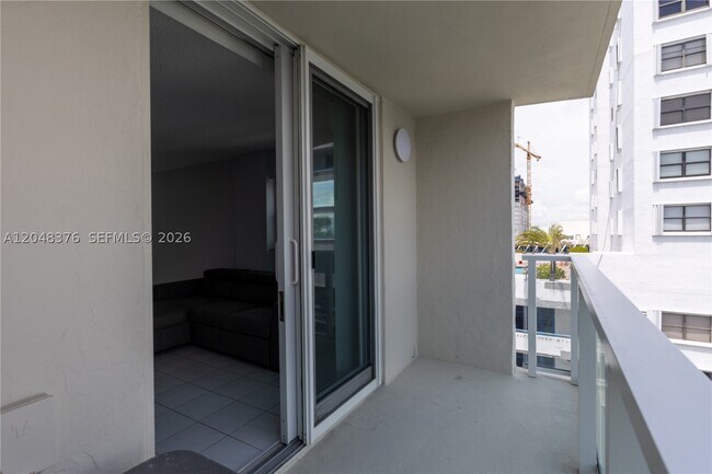 Building Photo - 1750 James 7L