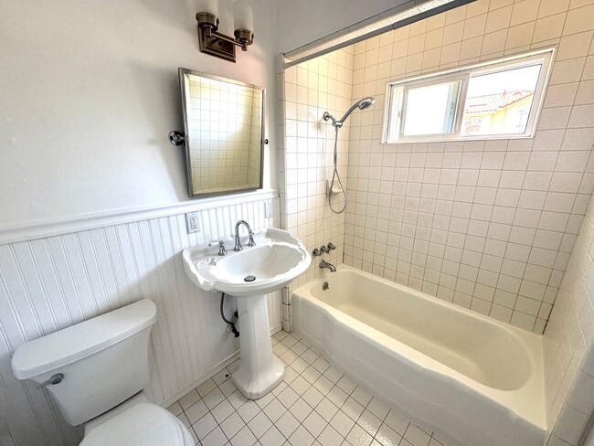 Building Photo - ADORABLE  2bd 1ba HOUSE  BLOCKS to HERMOSA...