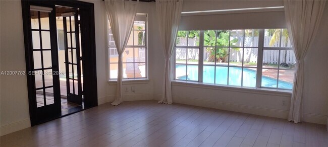 Building Photo - 659 Verona Pl