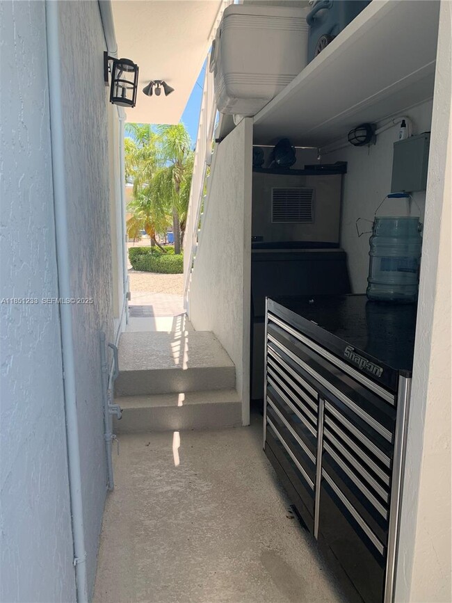 Building Photo - 112 Captains Ct