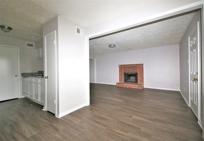 Building Photo - 13611 Ravensway Dr