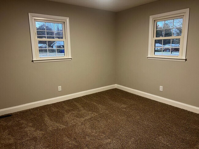 Building Photo - 824 Strawberry Ln