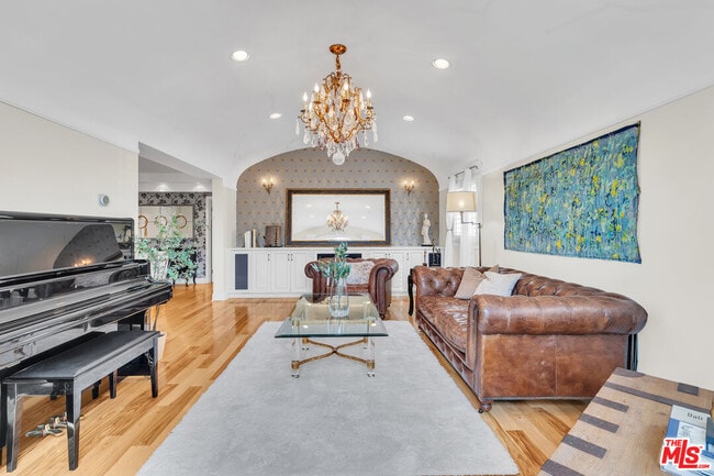 Building Photo - 326 N Doheny Dr