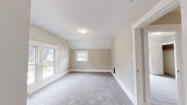Building Photo - Madison/West Blvd neighborhood: 3 bedroom/1 bath single family home.