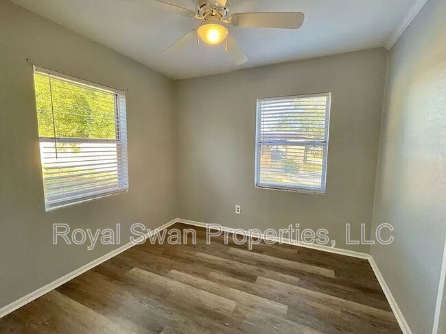 Building Photo - 114 Azalea St