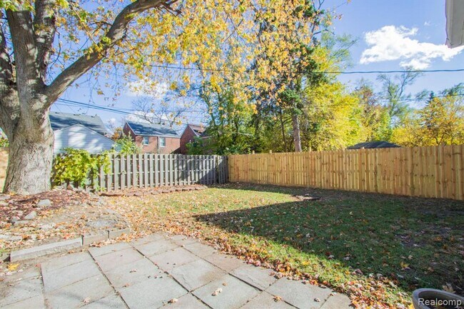 Building Photo - Beautifully renovated brick bungalow