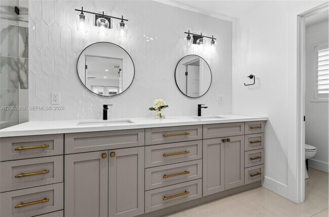 Building Photo - 4865 SW 94th Ave