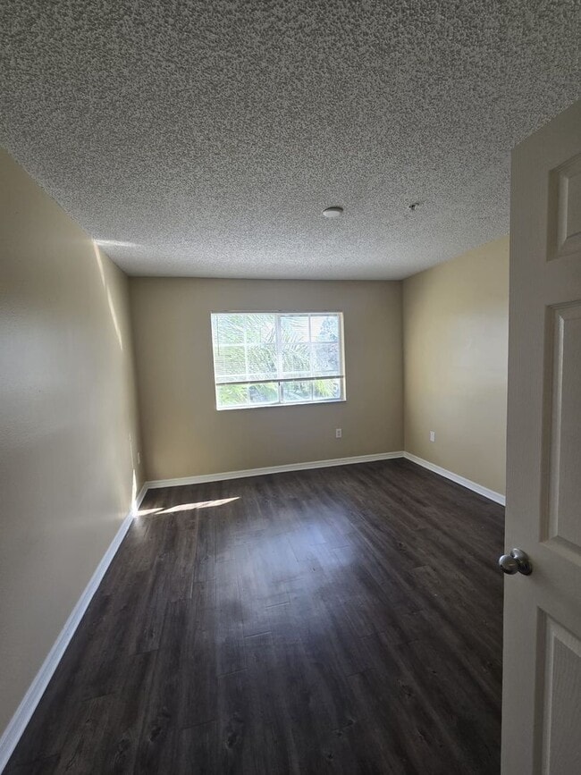 Building Photo - RESORT STYLE, BEAUTIFUL 2 BEDROOM AND 2 BATHROOMS ON THE TOP FLOOR