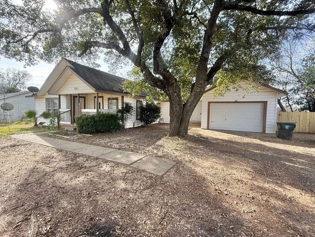 Building Photo - Updated 4 bedroom!