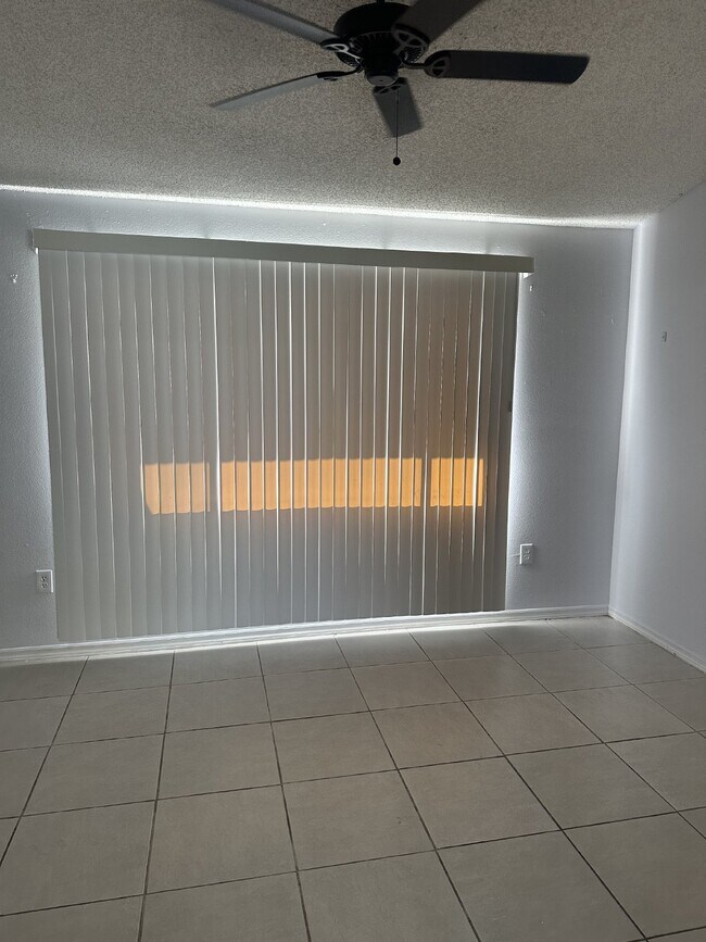 Building Photo - 5 Bedroom, 2 Bathroom Single Family Home F...