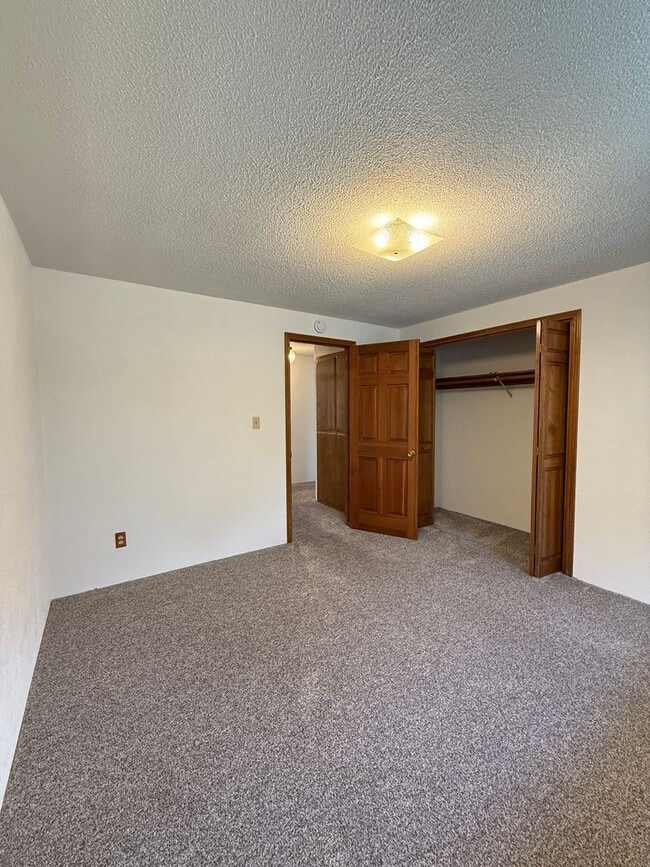 Building Photo - Charming 3 bed 2 bath home in SE Medford!