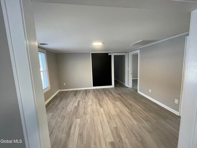 Building Photo - 28 Leversee Ave