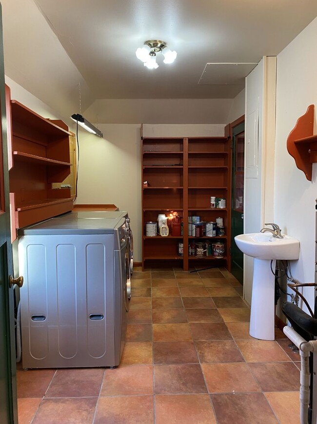 Building Photo - Country Home!