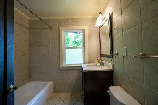 Building Photo - Available 8/1/26 - Spacious Three Floor Si...