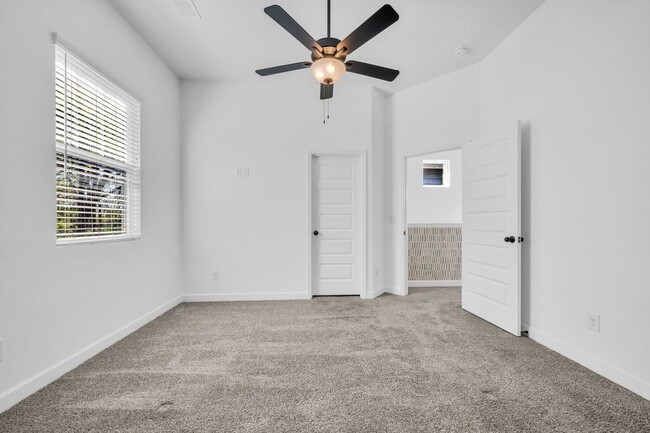 Building Photo - Modern Living in Bellevue