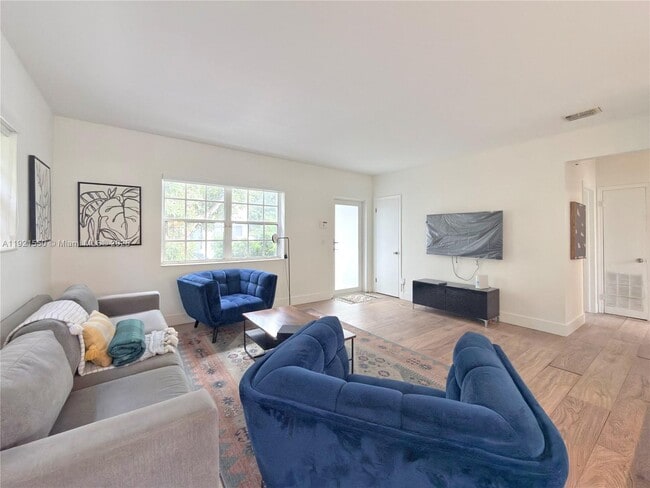 Building Photo - 2750 SW 28th Ct