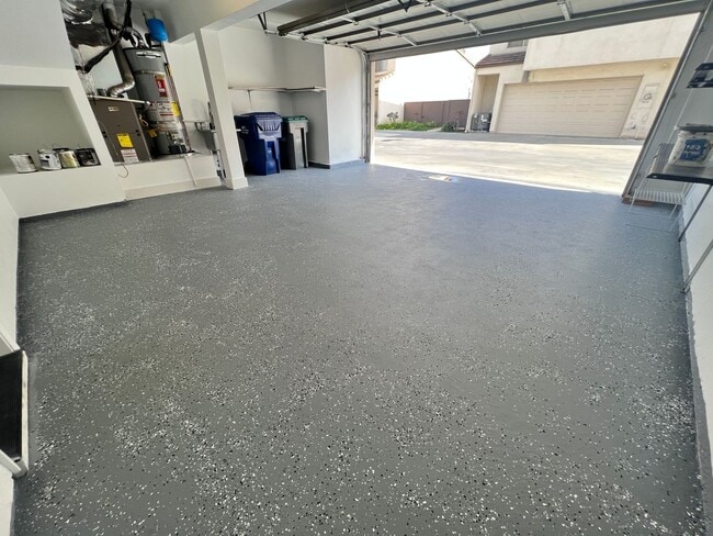 Building Photo - 3-Bedroom Condo with Epoxy Garage in Vista Fairways, Valencia!