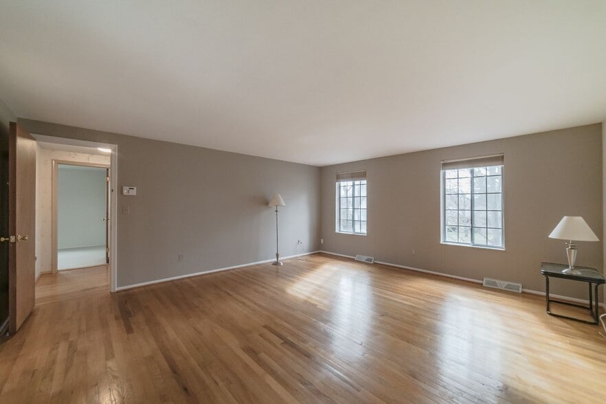 Building Photo - 1587 3 Lakes Dr
