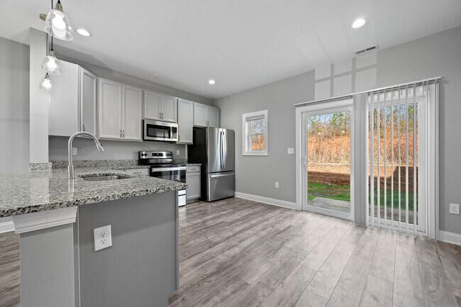 Building Photo - 3 Bedroom Townhome in Campbell County