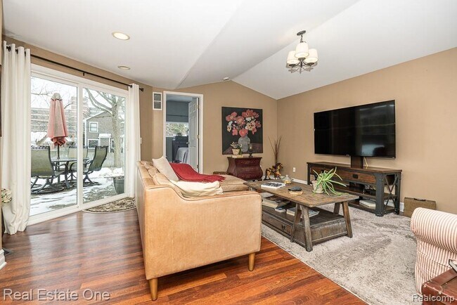 Building Photo - 333 N Helen Ave