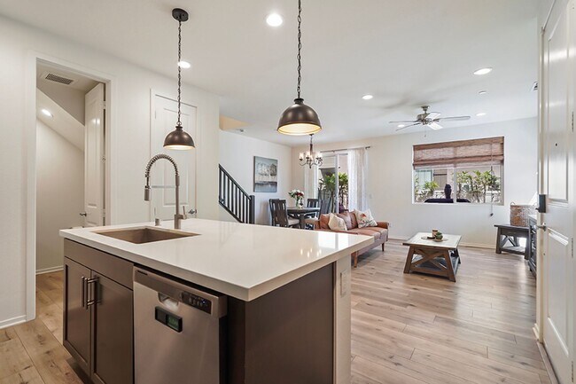 Building Photo - Beautiful TownHome in Pacific Ridge Rancho...