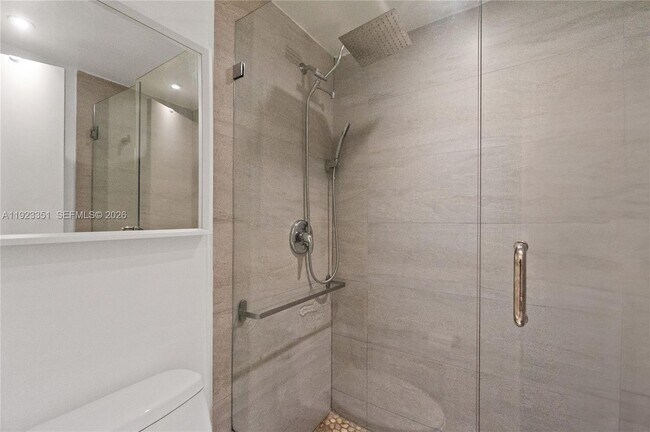 Building Photo - 100 Lincoln Rd