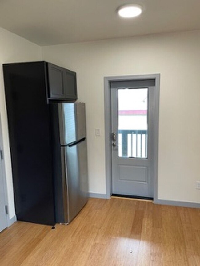 Building Photo - Please call Shami at (415) 225-2543 to sch...