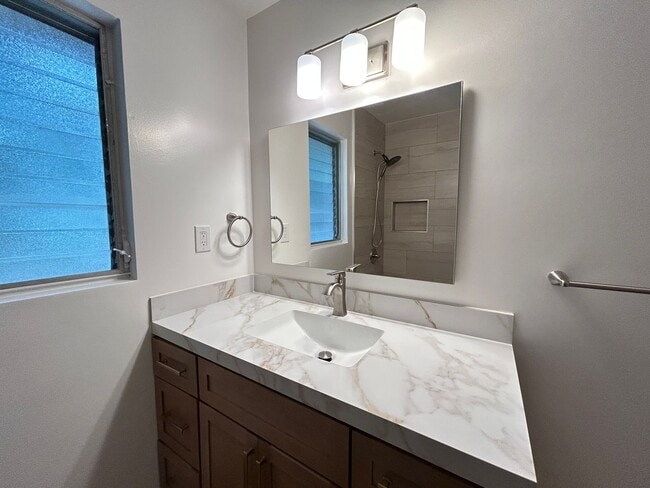 Building Photo - Adorable 2 Bed 1 Bath Duplex Unit in Orange Near Old Towne Orange