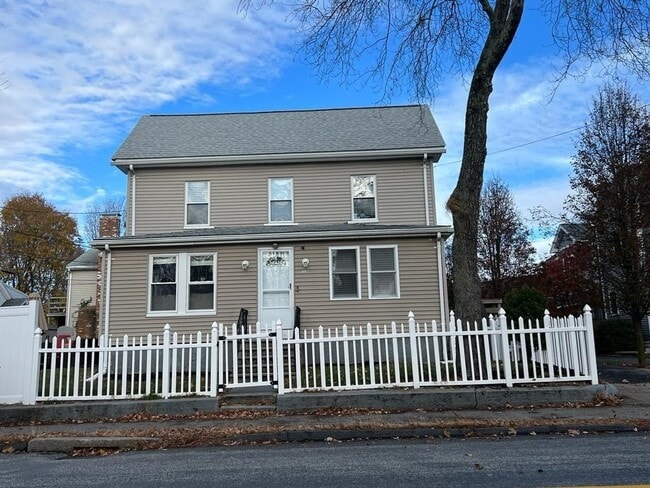 Building Photo - 358 Hunnewell St