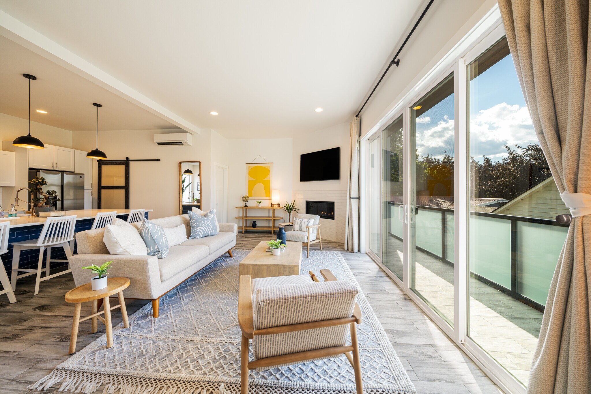 Living Room w/ High Ceilings - 823 Orondo Ave
