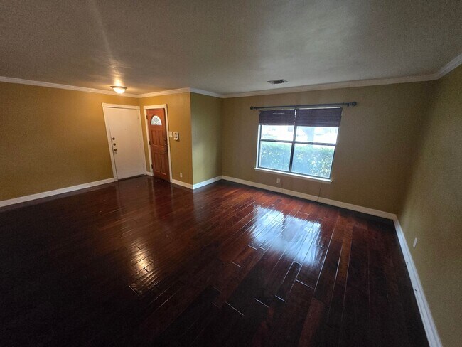 Building Photo - 8007 Sunshine Trail Dr