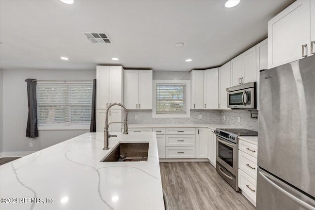 Building Photo - 6643 Greenfern Ln