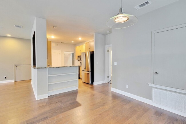 Building Photo - 2358 Wilson St