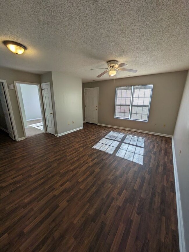 Building Photo - 2BD/2BA Townhome at The Squires