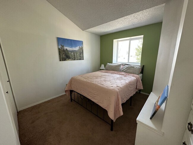 Building Photo - Spacious 2 Bed / 2 Bath Townhome with Garage