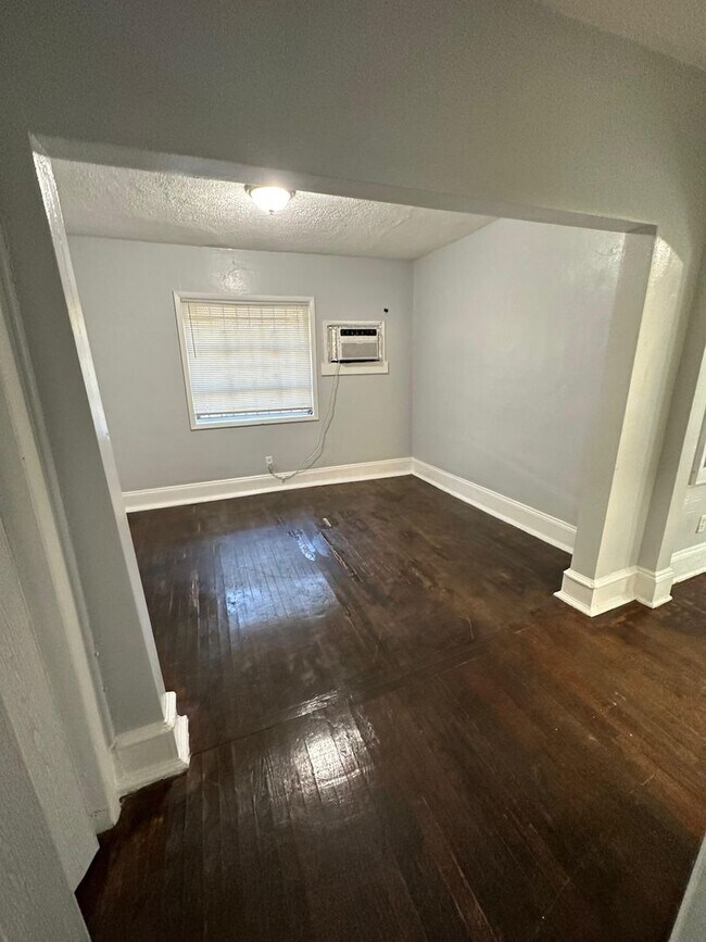 Building Photo - Fully Renovated 2/1 Single Family Ready to Move In!!!