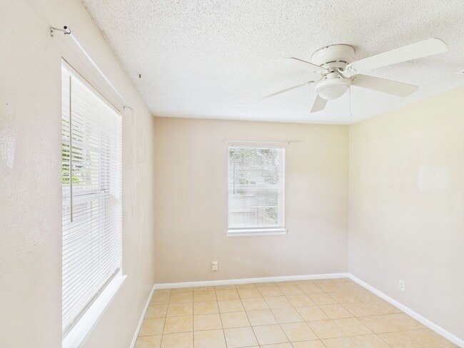 Building Photo - 328 Glenmoor Dr