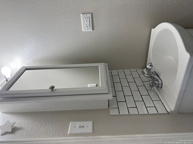 Building Photo - 825 W Russell Pl