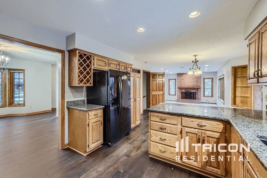 Building Photo - 5585 Rosewood Ln