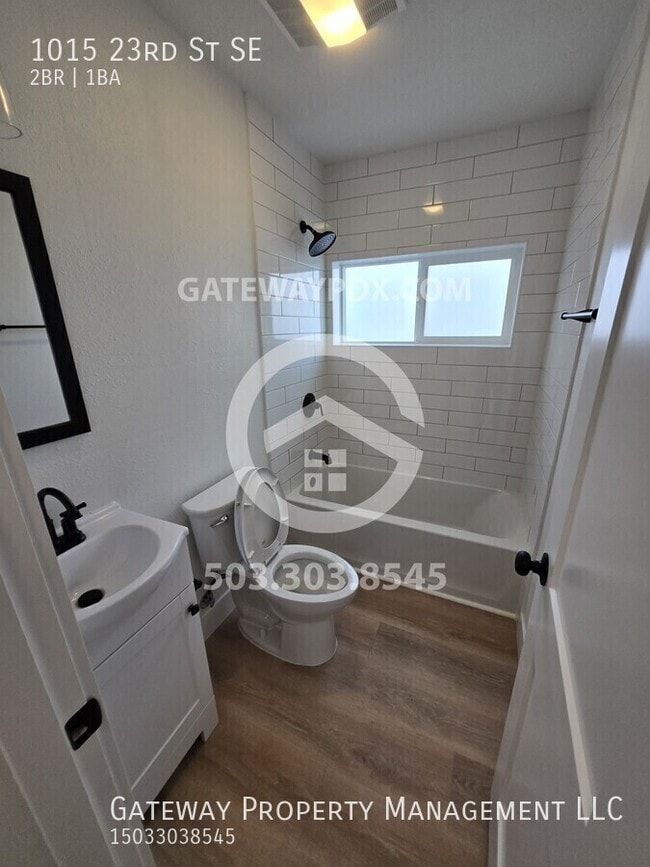 Building Photo - 1015 23rd St SE