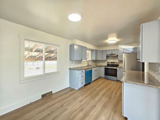 Building Photo - $1,995 - 4 Bed / 1 Bath Home with Fully Fe...